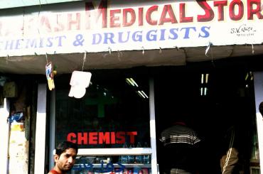 How retail drug markets in poor countries develop image